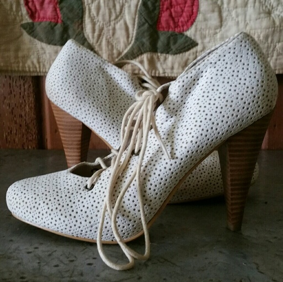 Restricted ivory lace-up heels 7.5 EUC - Picture 2 of 6